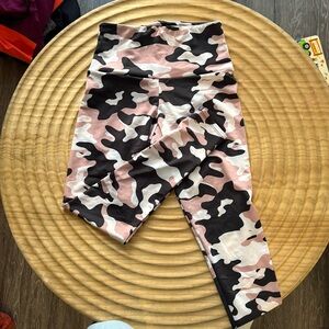 Onzie camo leggings